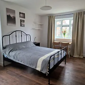  Apartment Ozan's Flat Double Bedroom-1, Sharing Kitchen And Bath United Kingdom