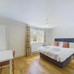  Apartment Duplex Redhill Town Centre By Livingo United Kingdom
